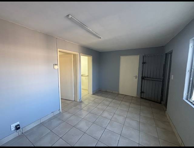 275M² WAREHOUSE TO LET IN STRAND INDUSTRIA
